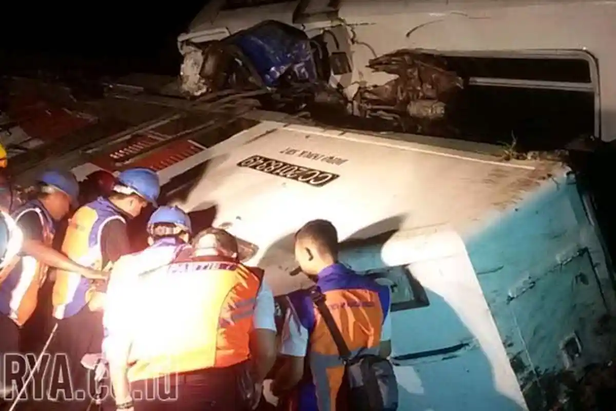 VIDEO Kondisi Lokasi Kereta Api Sancaka Kecelakaan, Lokomotif Terguling Hantam Truk Tronton