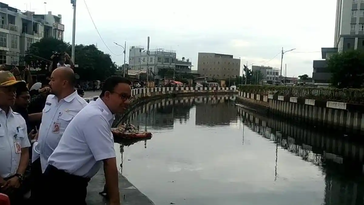 Kali Sentiong Berbuih Busa, Anies Berharap Menperin dan Mendag Mereview Keadaan Hulu Sungai
