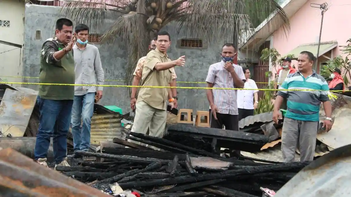 Ketua DPRK Serahkan Bantuan Masa Panik untuk Korban Kebakaran di Lampulo