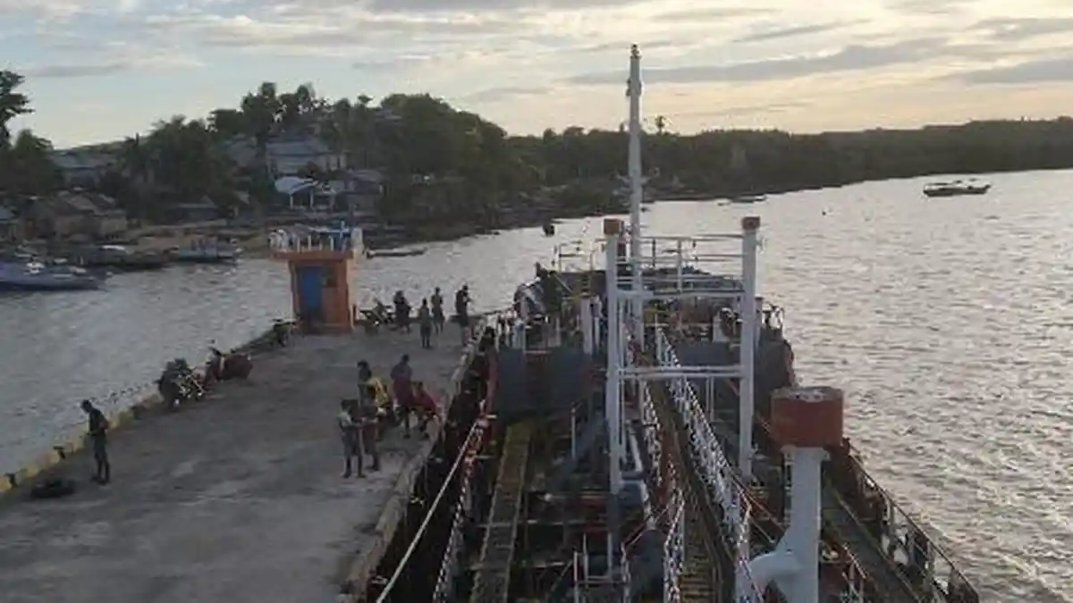 Cuaca Ekstrem, KSOP Kelas III Kupang Dukung Kelancaran Layanan Kelistrikan di Rote Ndao