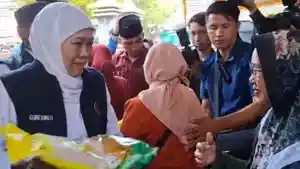 Khofifah-Indar-Parawansa-di-pasar-murah-Kantor-Kelurahan-Pejagan.jpg