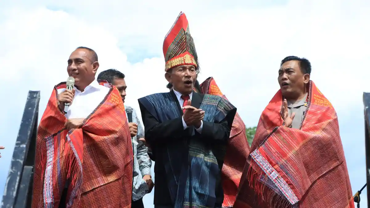 Hadiri Pesta Parna di Samosir, Kapolda Sumut Diulosi Ketua Parna Letjen TNI Purn Cornel Simbolon