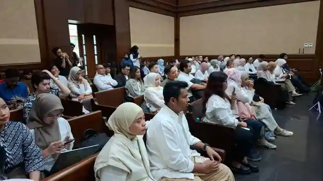Sidang Pleidoi terkait Korupsi Chromebook, Keluarga dan Rekan Ibrahim Arief Pakai Baju Seragam Putih