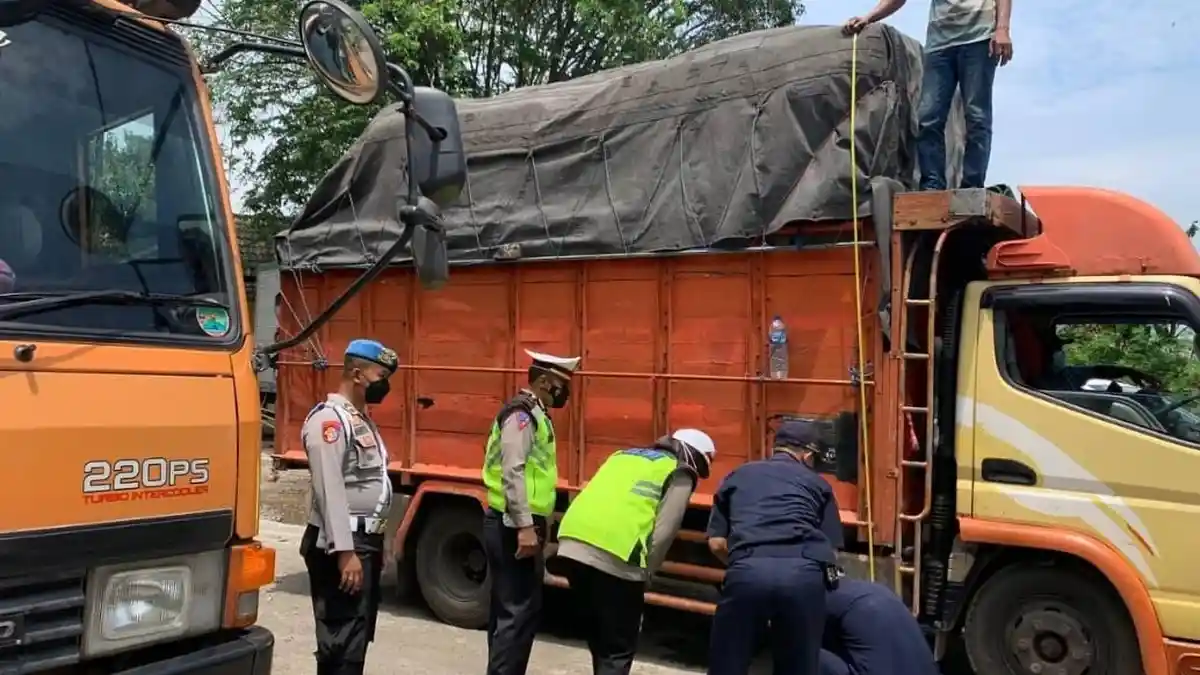 Petugas Gabungan Tilang 11 Truk Obesitas di Pekalongan