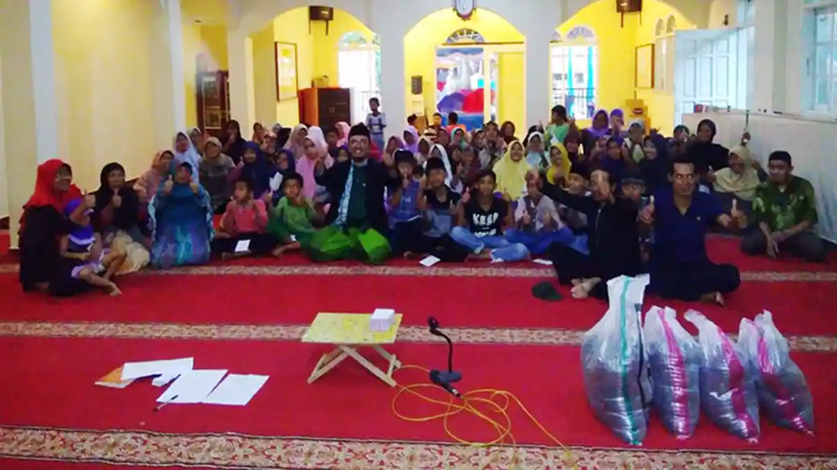 Berkah Bank Sampah, Ismail  Bersama Tim Menabung Sampah Bisa Berbagi denga Puluhan Anak Yatim