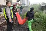 Proses-evakuasi-jenazah-korban-tertabrak-kereta-api-yang-terjadi-di-lintasan-rel-Jalan-Mahakam.jpg
