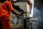 Penyemprotan Disinfektan di Kawasan Permukiman Jakarta