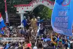 Aliansi-buruh-Sulut-menggelar-aksi-damai-di-Depan-Gerbang-Kantor-Gubernur-Sulawesi-Utara.jpg