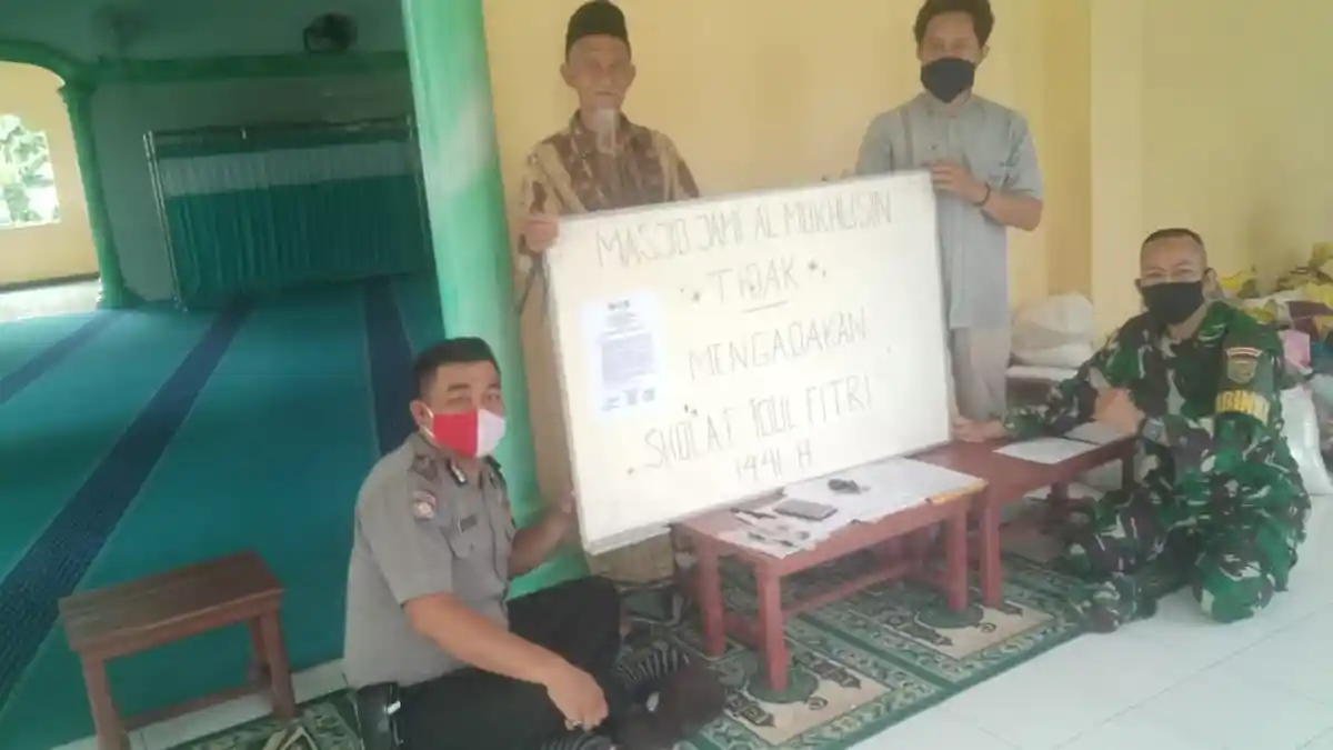 Babinsa Koramil Sukarami Beri Pengertian Pengurus Masjid Salat Id di Rumah Saja