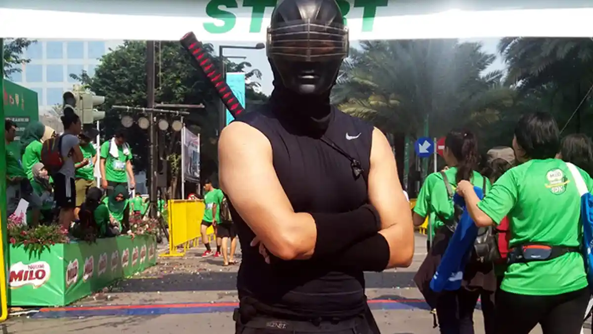 'Ninja' Berkostum Serba Hitam Menarik Perhatian Peserta Milo Jakarta Internasional 10K