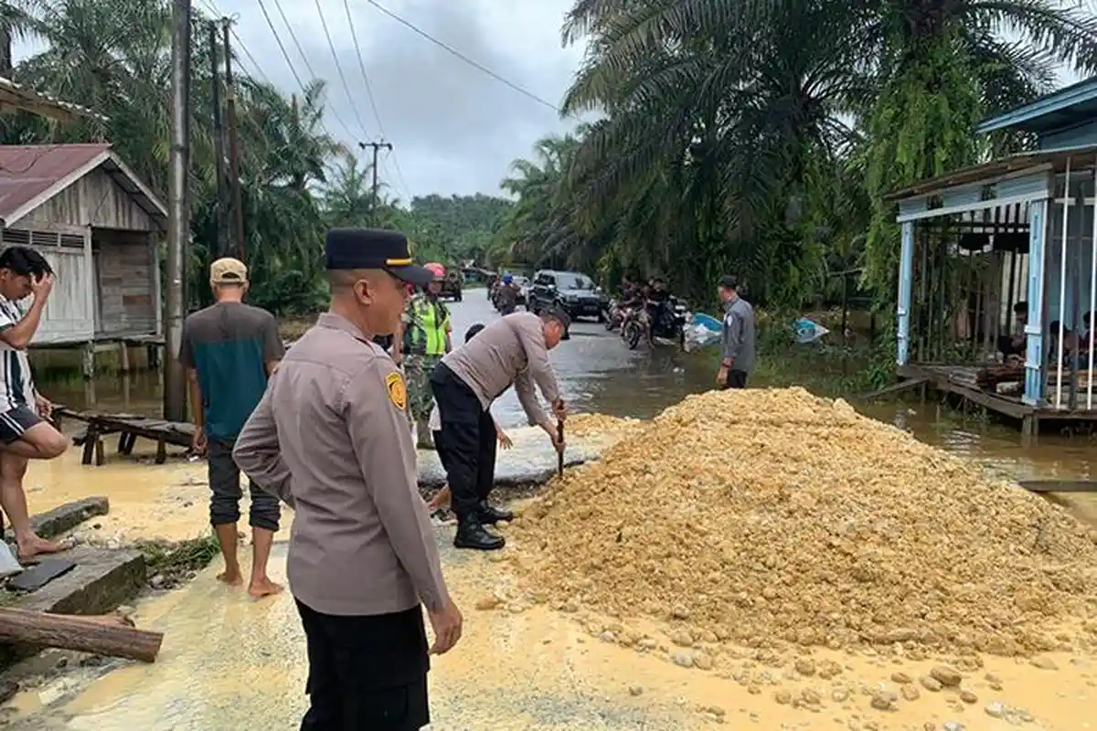 Polisi Timbun Jalan Tergerus Hujan di Aceh Singkil