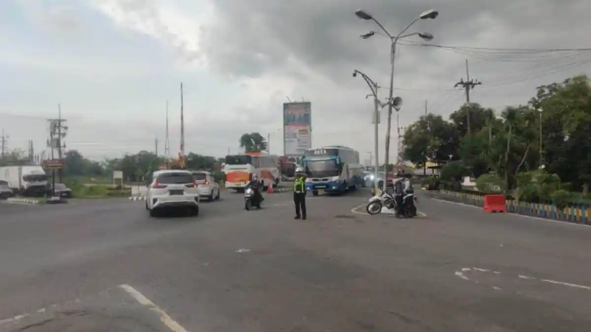 Macet Tahunan di Simpang Mengkreng, Ini Langkah Bupati Jombang Warsubi