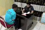 Polresta-Kendari-saat-memeriksa-pelaku-penipuan-online-modus-pengancaman-kesusilaan-di-Kendari.jpg