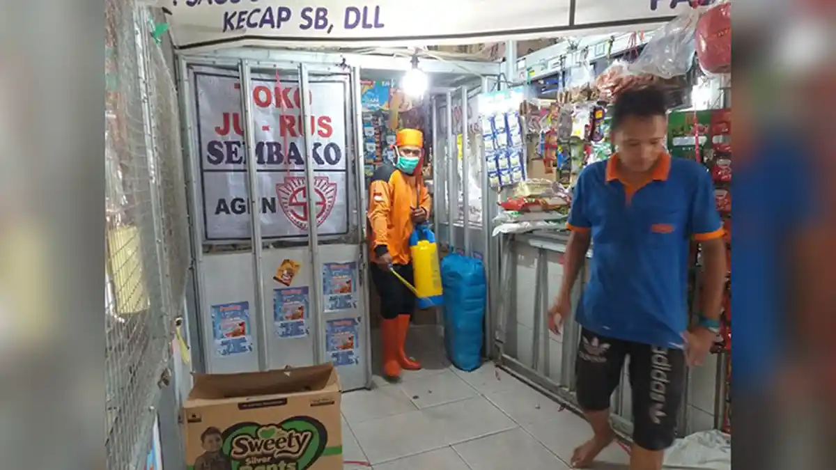 Disdagin Kabupaten Cirebon Semprot Disinfektan di 9 Pasar Tradisional
