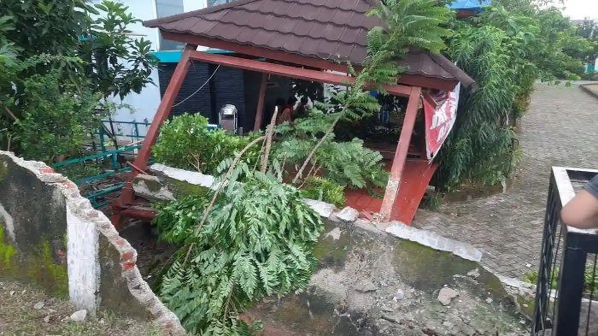 Tembok Pembatas Kantor Kelurahan Jurang Mangu Tangsel Mendadak Roboh, Begini Kata Saksi