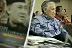 dalam-bedah-buku-biografinya_20150805_234437.jpg