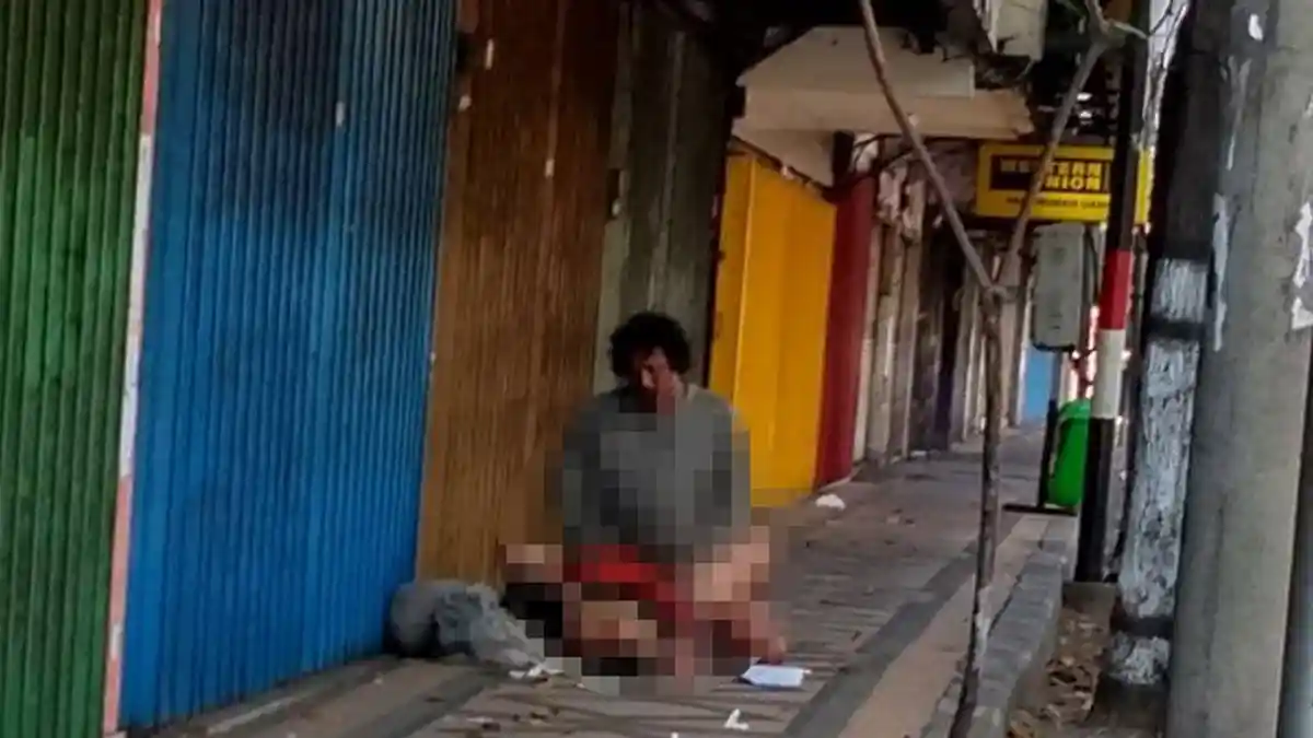 Duh, Orang Gila di Pasuruan Mesum Siang Bolong di Tepi Jalan