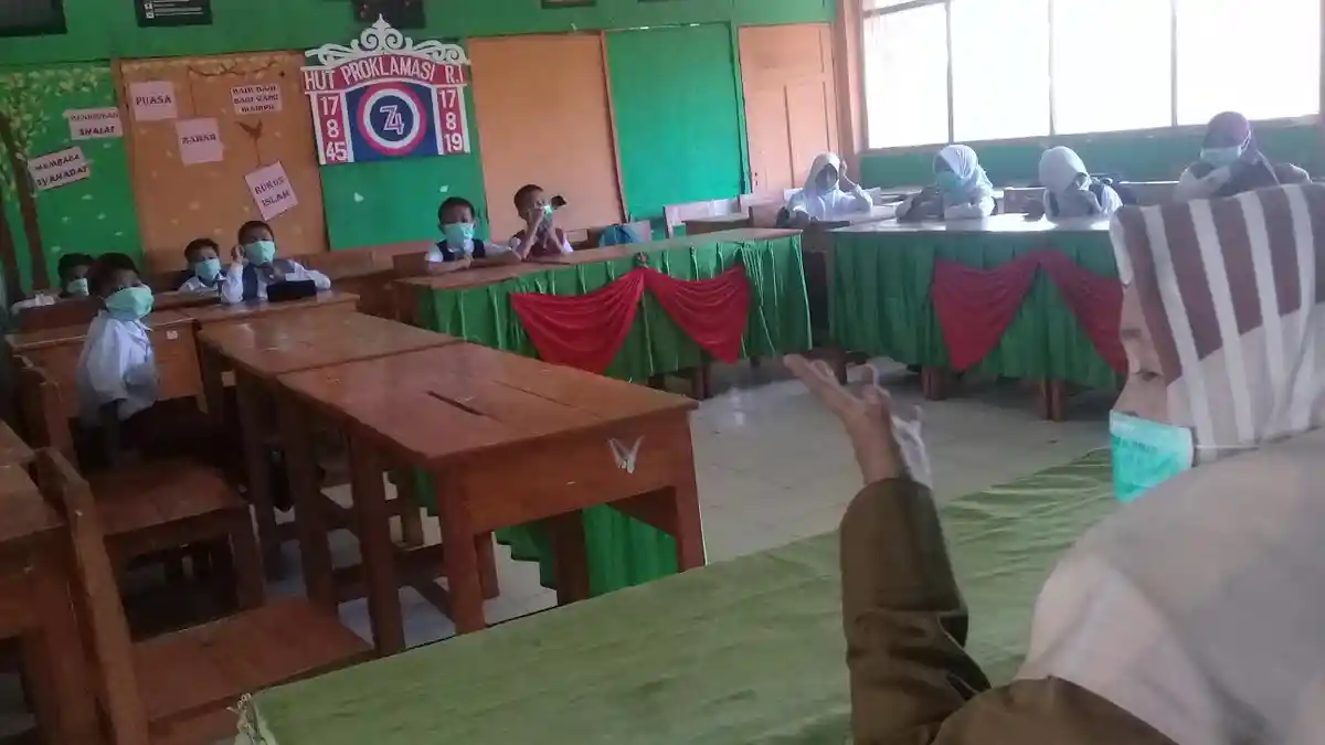 Asap TPA Antang Menggangu, Murid SD Terpaksa Lakukan ini Saat Belajar