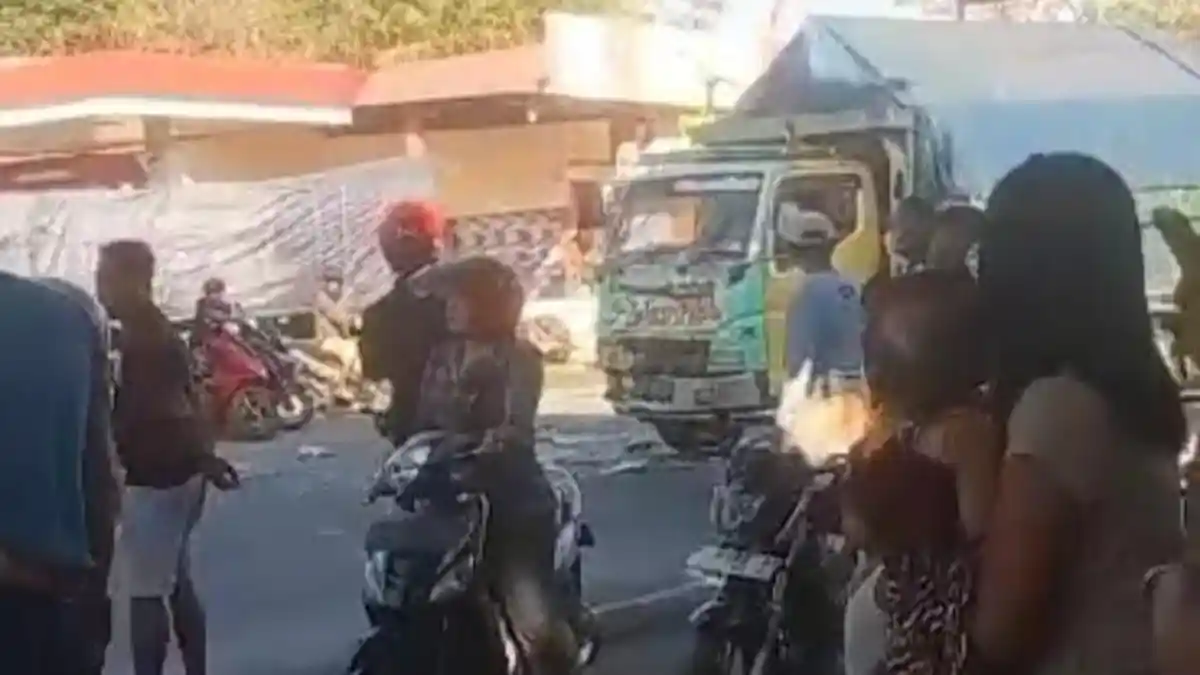 Adu Banteng Truk Vs Truk di Jalur Pantura Situbondo, Sopir Terjepit Bodi Kendaraan