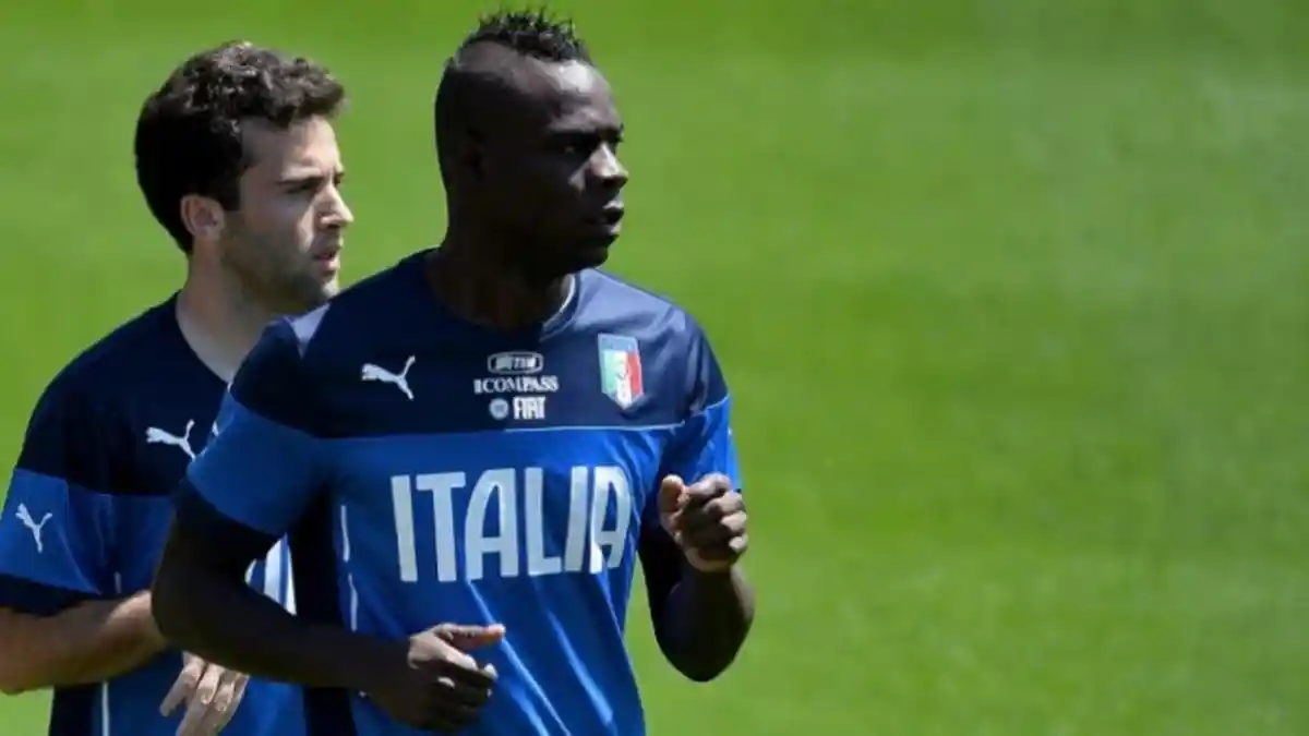 Gaya Selebrasi Balotelli Bikin Heboh, Tendang Kepala Teman Satu Timnya Usai Terjadi Gol