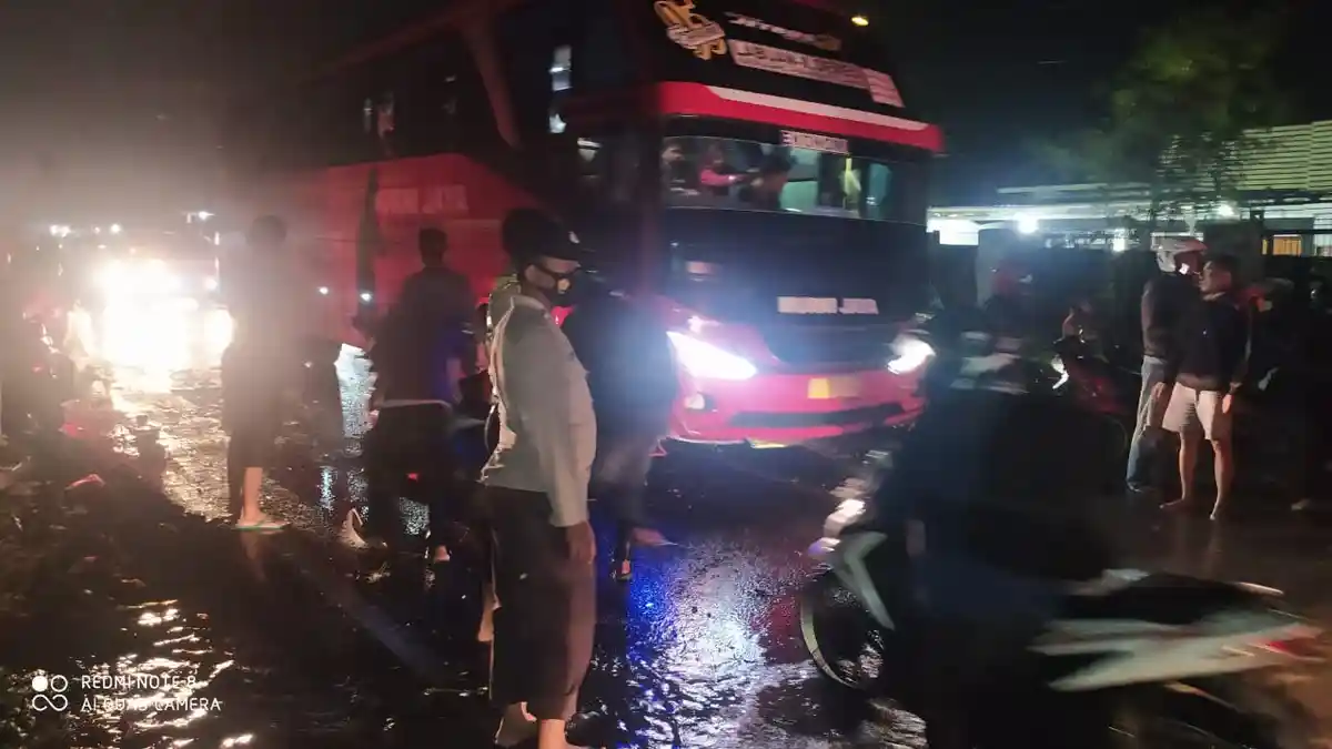 Kali Siliwung Baros Kabupaten Serang Meluap, Genangi Jalan dan Pasar, Arus Lalu Lintas Sempat Macet