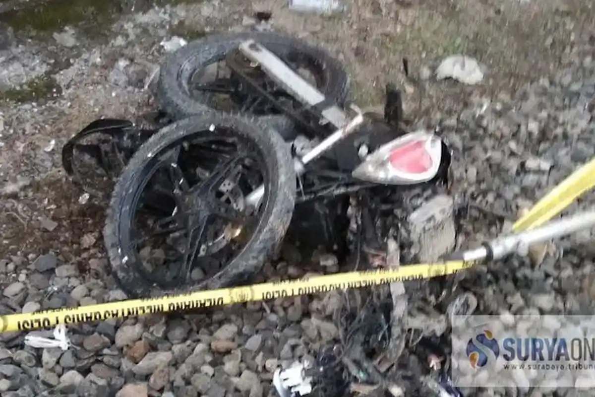 Tragis, Pengendara Terseret Puluhan Meter dan Tewas Akibat Tertabrak Kereta di Perlintasan