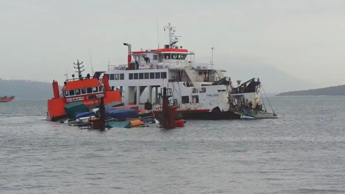 Kapal LCT Pancar Indah Berhasil Diseret ke Pinggir