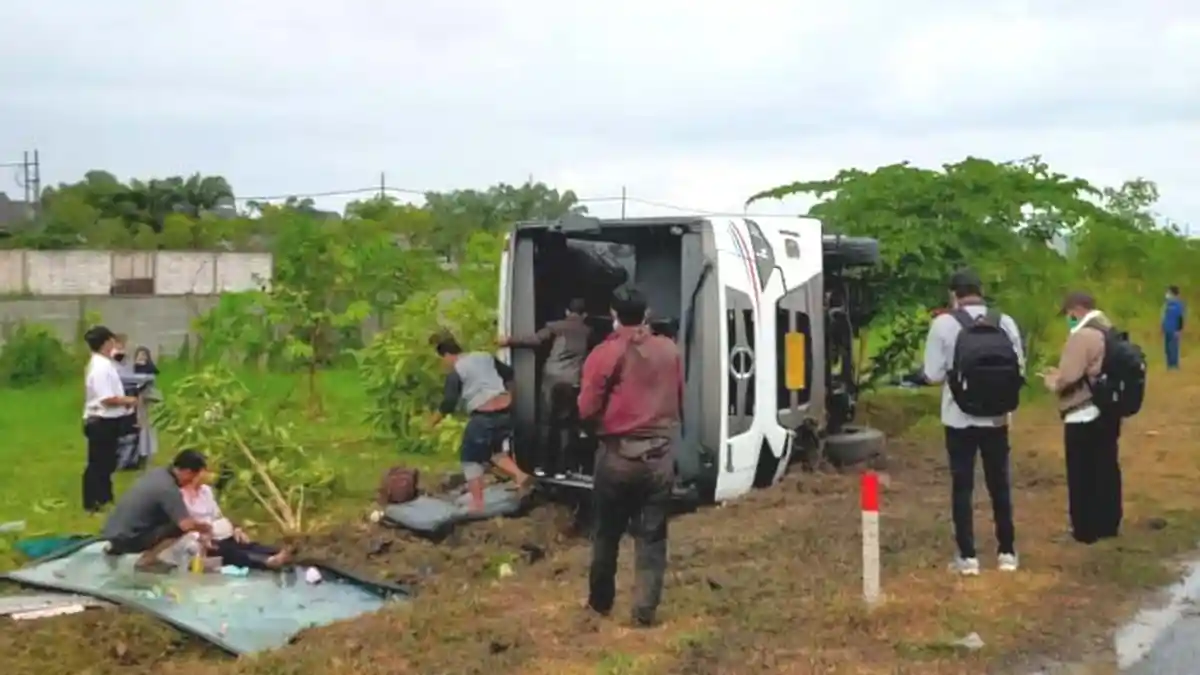 KRONOLOGI Lengkap Bus Tentrem Terguling di Tol Waru Sidorjo, 14 Penumpang Luka - luka