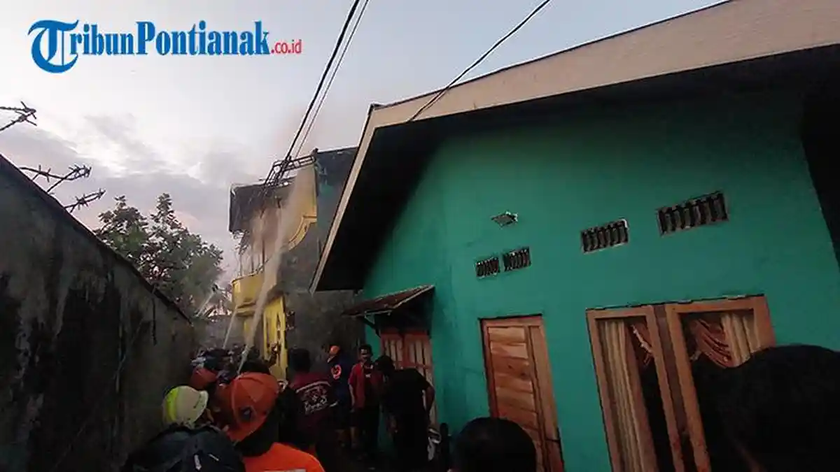 Satu Unit Rumah di Pontianak Barat Terbakar, Warga Sempat Siram Dengan Alat Seadanya