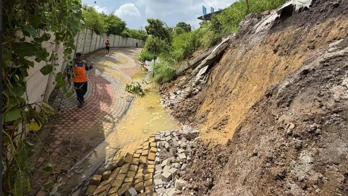 BREAKING NEWS Jogging Track Stadion Gelora Joko Samudro Gresik Ambles Usai Hujan Deras