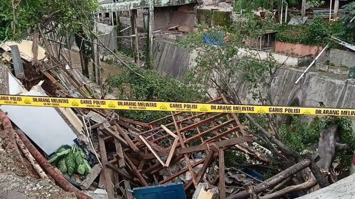 Video Detik-detik Proses Evakuasi Polisi yang Ikut Terperosok Pos Polisi yang Tergerus Longsor
