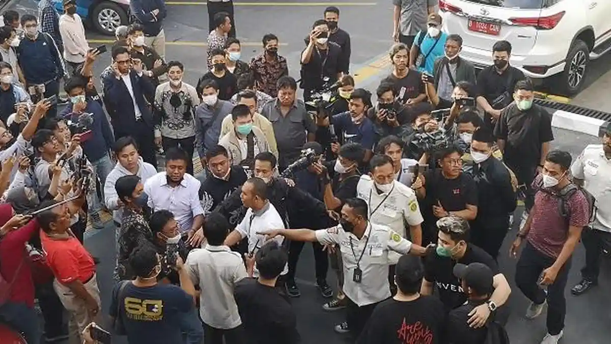Sidang Putusan Kasus Binomo Ditunda, Korban dengan Pendukung Indra Kenz Saling Dorong