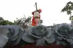 Merawat Tanaman Sayur Di Kolong Tol Becakayu