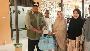 Kepala-Pos-Komando-Wilayah-PRR-Aceh-Safrizal-ZA-menyerahkan-bantuan-kepada-masyarakat.jpg