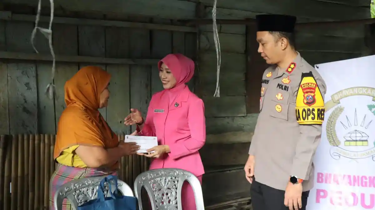 Berbagi di Ramadhan, Kapolres Pakpak Bharat Salurkan Bantuan Untuk Lansia Eknomi Lemah