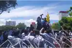 massa-demo-mahasiswa-hari-ini-11-april-mulai-orasi-dekati-kantor-dprd-sumsel.jpg