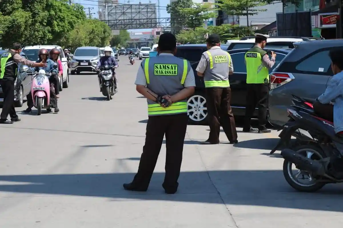 Belum Bayar Pajak, Polisi Tilang 30 Kendaraan di Jalan Boulevard Makassar