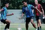 Para-pemain-Arema-FC-saat-menjalani-latihan-sebelum-pertandingan-menghadapi-Persikabo-1973.jpg