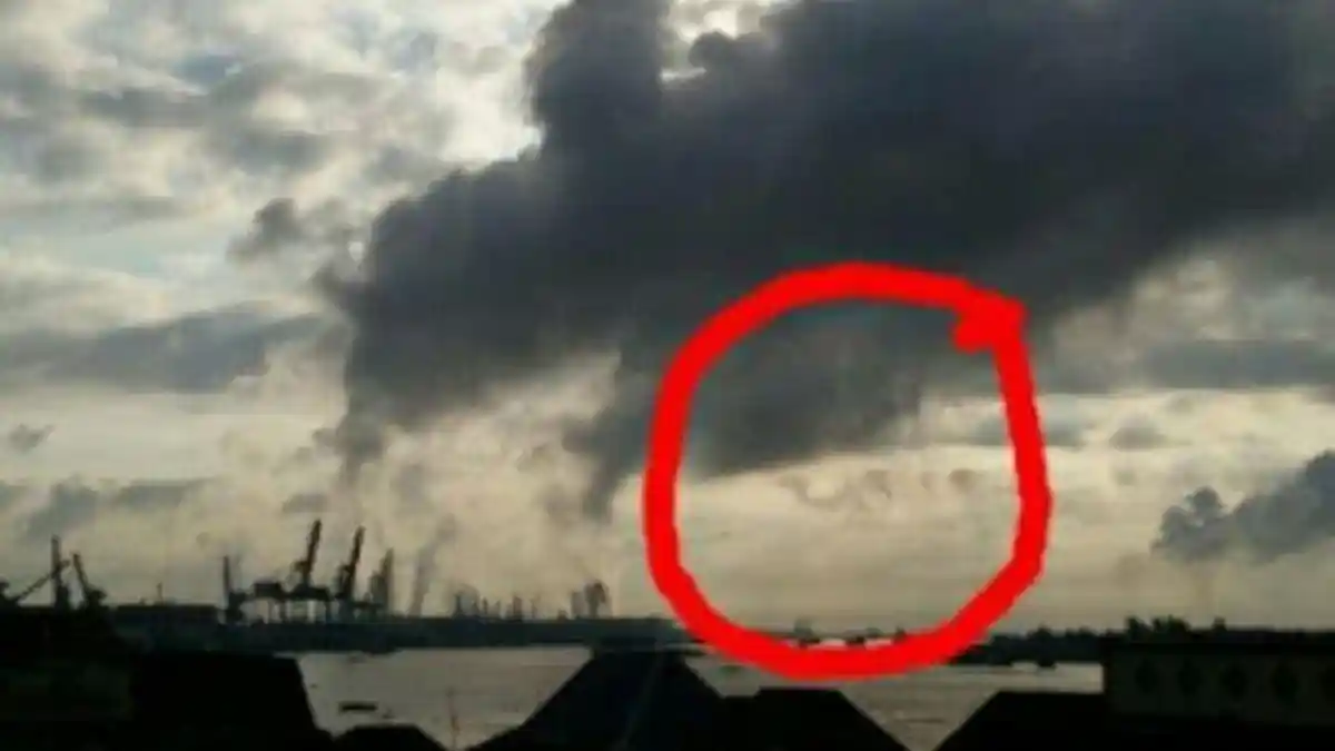 Netizen Heboh, Ada Foto Awan Berlafaz Allah di Atas Sungai Musi Saat Gerhana