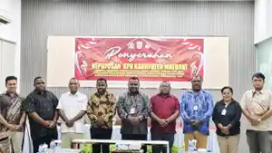 2025028_peneyerahan-sk-penetapan-bupati-maybrat.jpg