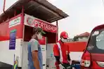 ilustrasi-pelanggan-mengisi-bbm-di-sebuah-pertashop.jpg