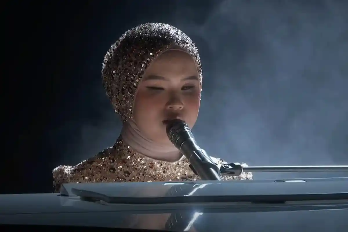 Lolos Final AGT 2023, Putri Ariani Menangis hingga Dipeluk Erat Ayahnya Diatas Panggung