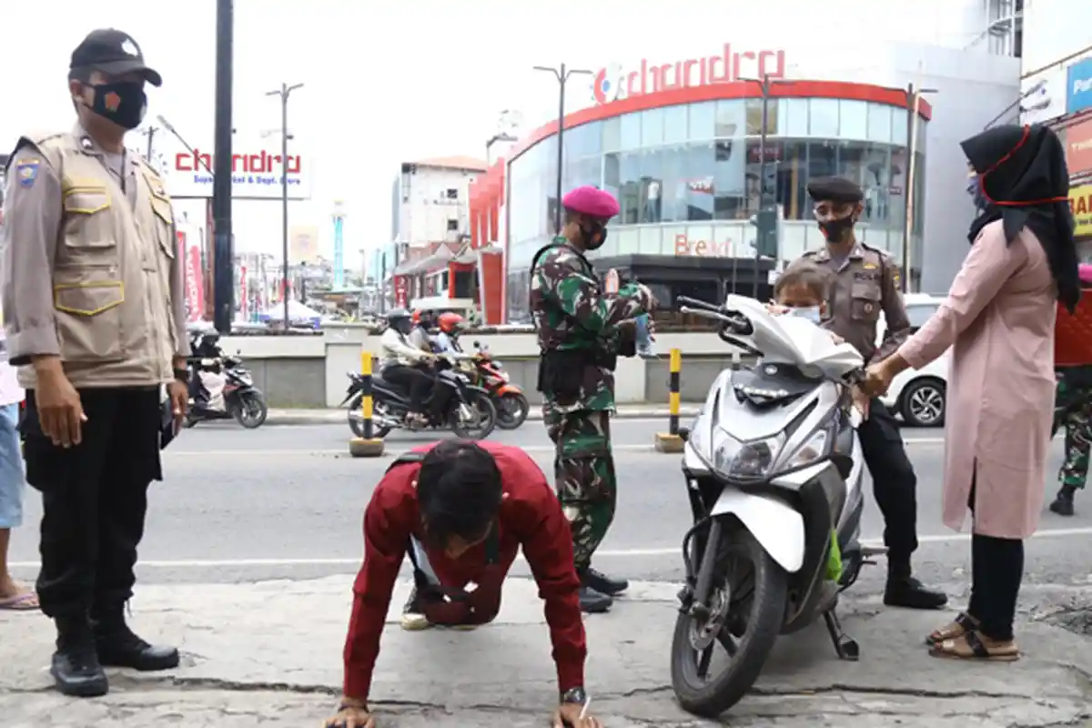 Razia Protokol Kesehatan, Warga Bandar Lampung Dihukum Push Up karena Tak Pakai Masker