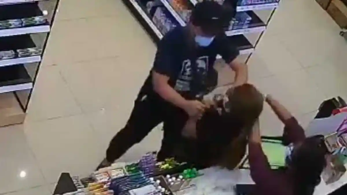 VIRAL Pemuda Masuk Apotek Rampas Kalung Emas dan Tampar Perempuan