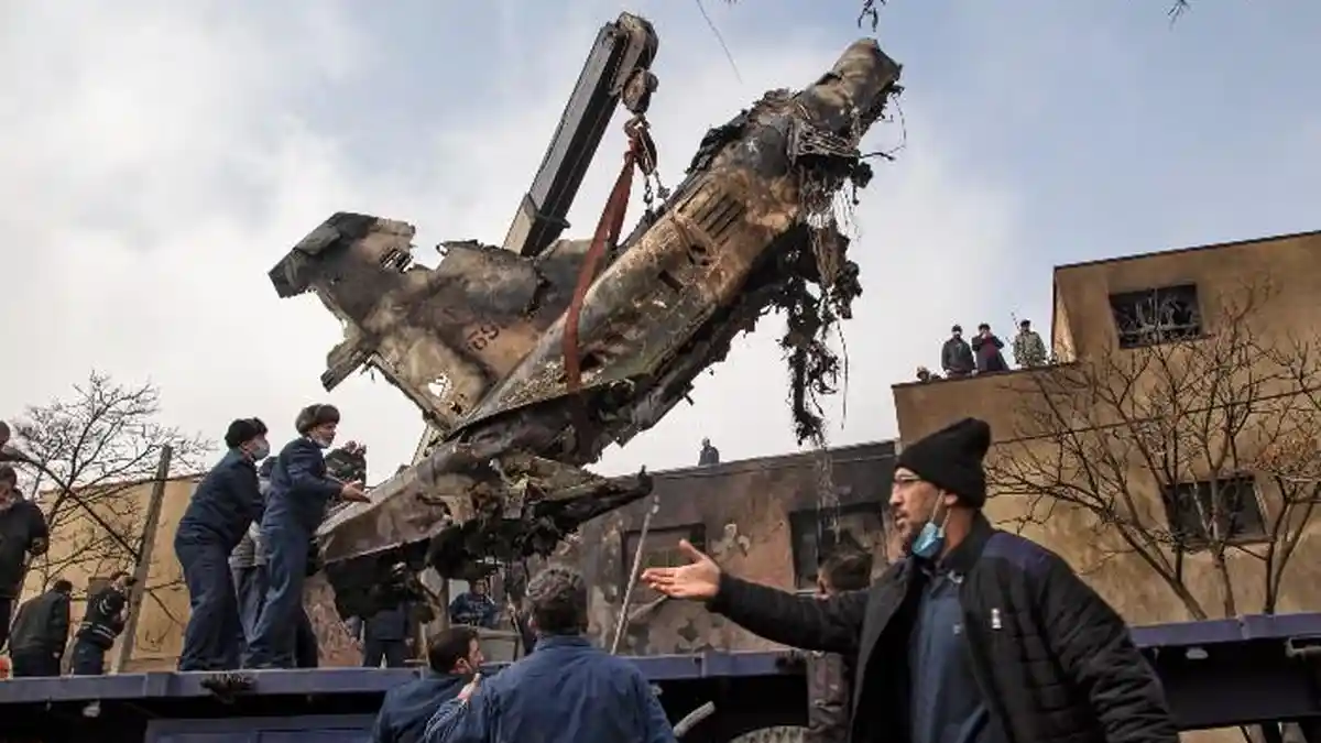 Jet Tempur Jatuh di Kawasan Perkotaan Iran, 2 Pilot dan Warga Sipil Tewas
