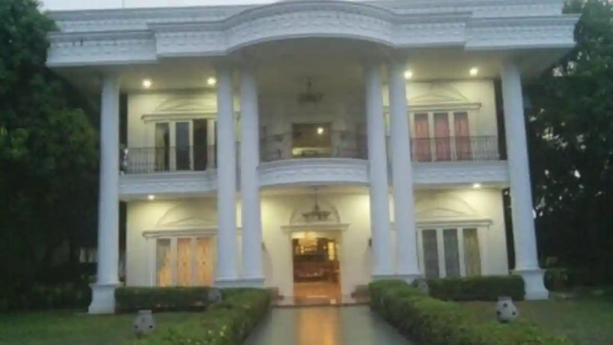 Kerap Dipakai Syuting, Rumah Putih Mewah yang Fenomenal Ini Simpan Berbagai 'Rahasia'