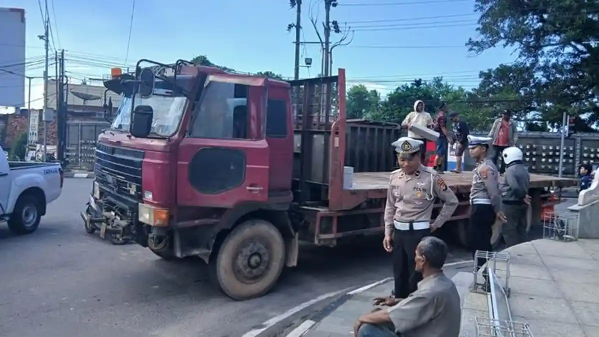 Kontainer Muatan Batu Bata Ringan Terjatuh di Lampu Merah Semabung, Tak Ada Korban Jiwa