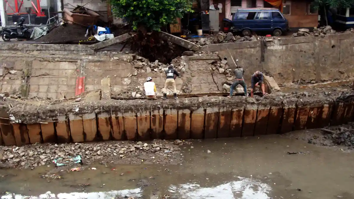 Puncak Hujan Deras, Ciliwung Siaga 4