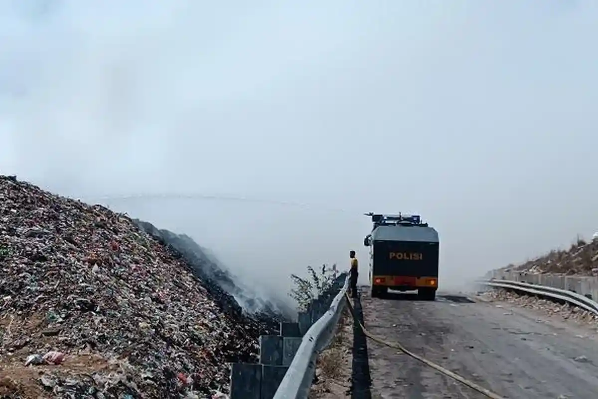 57 Warga Diungsikan & 7 Balita, Pemadam Gabungan Berjibaku Padamkan Api di TPA Suwung