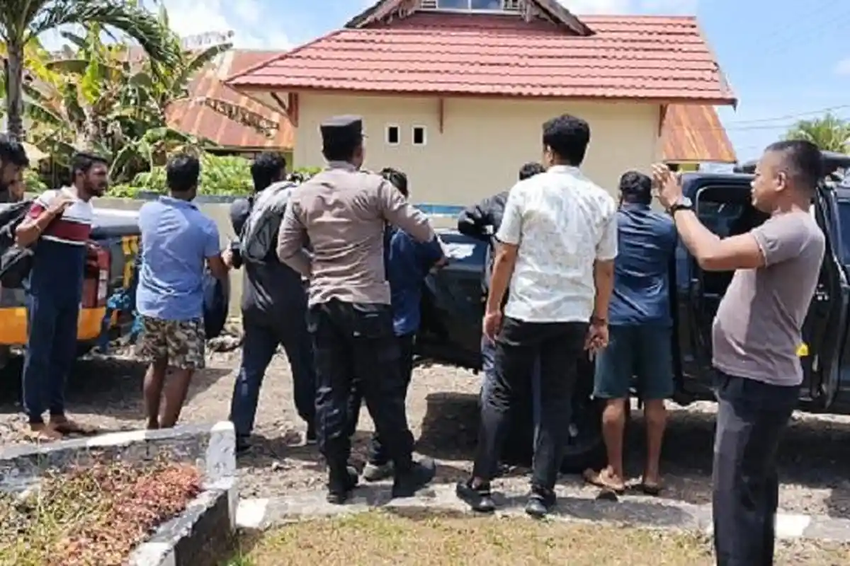 Diamankan Polsek Sampuabalo, 11 WNA Asal India Diserahkan ke Imigrasi Baubau Sulawesi Tenggara